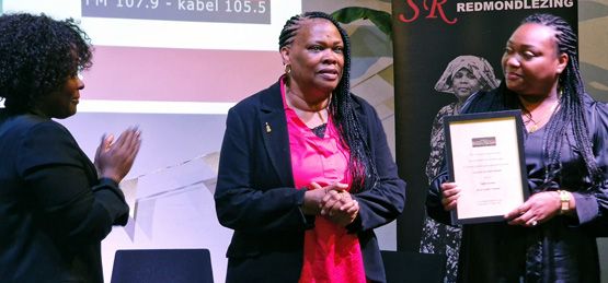 Regina Mac Nack met dochter en Marian Duff (r)